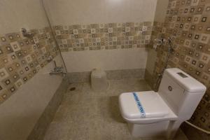 KSTDC Hotel Mayura Vijayanagara Hampi的一间浴室