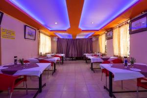 KSTDC Hotel Mayura Vijayanagara Hampi餐厅或其他用餐的地方