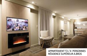 TV a/nebo společenská místnost v ubytování Coin d'Aubrac Hôtel Restaurant SPA de luxe