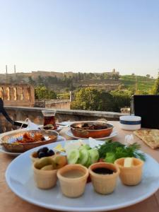 een bord met eten op een tafel met groepen eten bij Urfa Evi Uygulama Oteli in Sanlıurfa