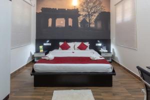 เตียงในห้องที่ KSTDC Hotel Mayura Vijayanagara TB Dam