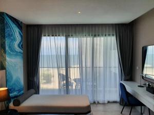 TV a/nebo společenská místnost v ubytování Fortune Saeng Chan Beach Hotel Rayong - SHA Plus
