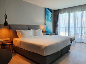 Postel nebo postele na pokoji v ubytování Fortune Saeng Chan Beach Hotel Rayong - SHA Plus