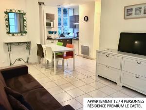 TV a/nebo společenská místnost v ubytování Coin d'Aubrac Hôtel Restaurant SPA de luxe