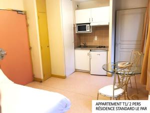 Kuchyň nebo kuchyňský kout v ubytování Coin d'Aubrac Hôtel Restaurant SPA de luxe