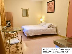 Postel nebo postele na pokoji v ubytování Coin d'Aubrac Hôtel Restaurant SPA de luxe + 32 fotografií