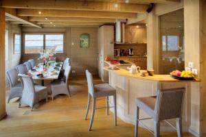 kuchnia i jadalnia ze stołem i krzesłami w obiekcie Chalet Fernuy - OVO Network w mieście Clusaz