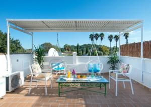 ポリェンサにあるOwl Booking Villa Guacamayo - Vacation Paradiseの屋上のパティオ(テーブル、椅子付)