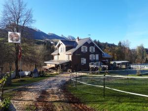 ein Haus auf einer unbefestigten Straße vor einem Haus in der Unterkunft Studio Chic Wildhaus in Wildhaus