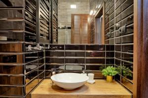 a bathroom with a white bowl sink in a room at Café Garden Residence in Krakow