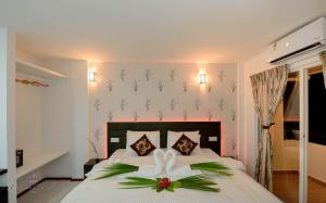 Ліжко або ліжка в номері Crown Beach Hotel Maldives