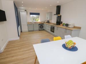 une cuisine avec une table avec un bol de fruits dessus dans l'établissement Berth, à Pwllheli