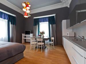 um quarto com uma cama e uma mesa com cadeiras em Royal Prague City Apartments em Praga