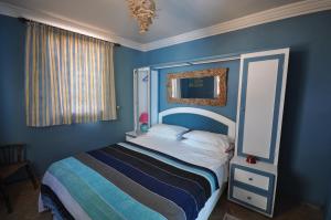 Una cama o camas en una habitación de Sallys