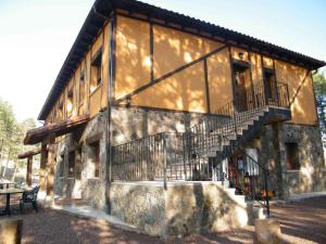 un bâtiment avec un escalier sur son côté dans l'établissement El Rincón de los Riveros, à El Raso