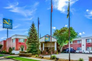 a front view of a hotel with flags at Quality Inn & Suites Downtown in Green Bay