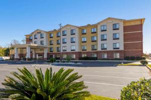 ein leerer Parkplatz vor einem Gebäude in der Unterkunft Comfort Inn & Suites Montgomery Eastchase in Montgomery