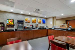 Comfort Inn & Suites Montgomery Eastchase tesisinde bir restoran veya yemek mekanı