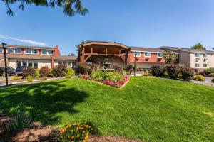 a building with a yard with a green lawn at Quality Inn & Suites Coeur d'Alene in Coeur d'Alene