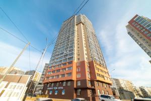 un edificio alto en medio de una ciudad en Дизайнерская студия на Броско, en Khabarovsk