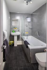 een badkamer met een bad, een wastafel en een toilet bij 2 Bedrooms Sleeps 7 Near Top Blackpool Attractions in Blackpool