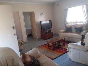 Predel za sedenje v nastanitvi Beautiful 2-Bedroomed Guest Cottage in Harare