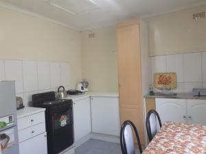 Ett kök eller pentry på Beautiful 2-Bedroomed Guest Cottage in Harare