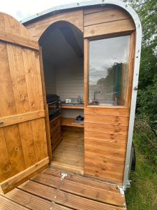 eine Außenansicht einer Küche in einem winzigen Haus in der Unterkunft Beautiful Rural Yurt with Wood Fired hot tub 