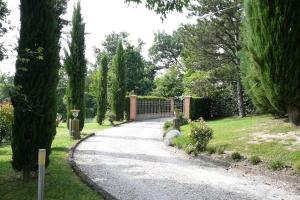una entrada con una puerta en un jardín en Charming 1-Bed Apartment in Castell'Arquato, en CastellʼArquato
