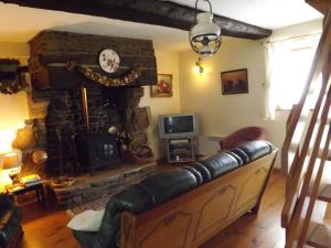 un soggiorno con divano e camino di 3 Bed Cottage - Sleeps 5 - Garden - Parking - Wifi a Saint-Siméon Altre 3 foto