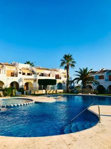 uma grande piscina em frente a algumas casas em 2-Bed Apartment 10 min drive to the Beach! em Ciudad Quesada