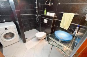 Guesthouse Grotta Di Nicola في كوتور: حمام مع غسالة ومرحاض