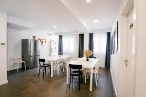 Rooms at Zajčeva 34的厨房或小厨房