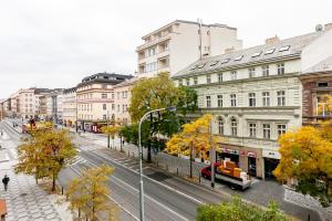 een uitzicht op een stadsstraat met een bus bij Modern apartment 10 minutes from Old Town! in Praag