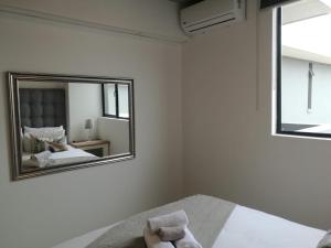 Coral Point Apartment - Sibaya, Umhlanga tesisinde bir odada yatak veya yataklar
