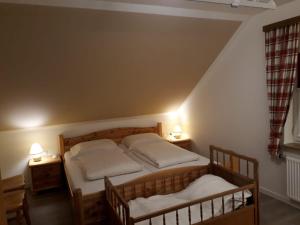 ザンクト・ミヒャエル・イム・ルンガウにあるFerienhaus Aloisiaのベッド2台、ランプ2つ(テーブル付)が備わる客室です。