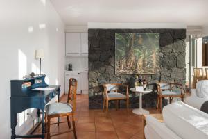 eine Küche und ein Wohnzimmer mit einer Steinmauer in der Unterkunft Superior A: private pool & concierge in Icod de los Vinos