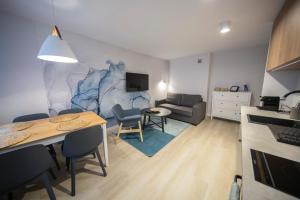 Kuchyňa alebo kuchynka v ubytovaní Apartamenty Stary Rynek 25 Oficyna Toruń