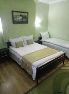 Un pat sau paturi într-o cameră la Посуточный гостевой дом
