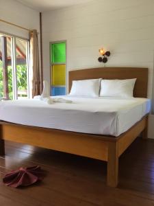 Ένα ή περισσότερα κρεβάτια σε δωμάτιο στο Lanta Andaleaf Bungalow - SHA Extra Plus