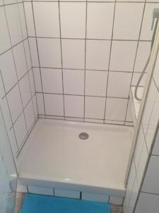 d'une douche avec un plafond en carrelage blanc et un drain. dans l'établissement Respire le Bien-être, à Rosny-sous-Bois