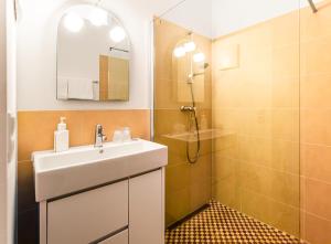 a bathroom with a sink and a shower at Hotel Rhein-Residenz in Bad Breisig
