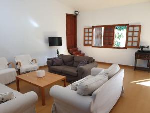 ein Wohnzimmer mit Sofas und einem Tisch in der Unterkunft Castaño Bajo - Santa Brigida in Santa Brígida