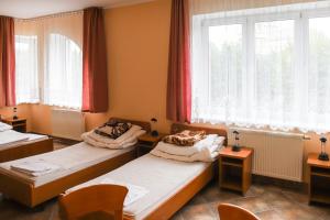 Giường trong phòng chung tại Dom Pielgrzyma ARKA