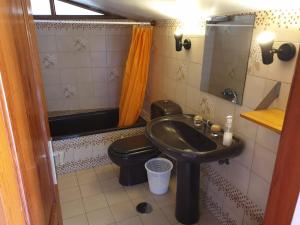 ein Bad mit einem schwarzen Waschbecken und einem WC in der Unterkunft Castaño Bajo - Santa Brigida in Santa Brígida + 37 Fotos