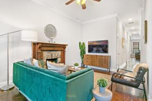 a living room with a green couch and a fireplace at 3BR Perfect Getaway Chicago Apartment - Newport 2 in Chicago