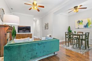 a living room with a green couch and a table at Perfect Getaway 3BR Apartment - Newport 2 in Chicago