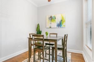 Gallery image of 3BR Perfect Getaway Chicago Apartment - Newport 2 in Chicago
