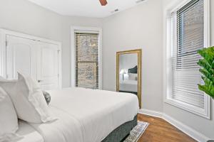 Llit o llits en una habitació de 3BR Perfect Getaway Chicago Apartment - Newport 2