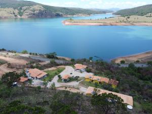 uma vista aérea de uma grande massa de água em Pousada Enseada da Ilha em Capitólio